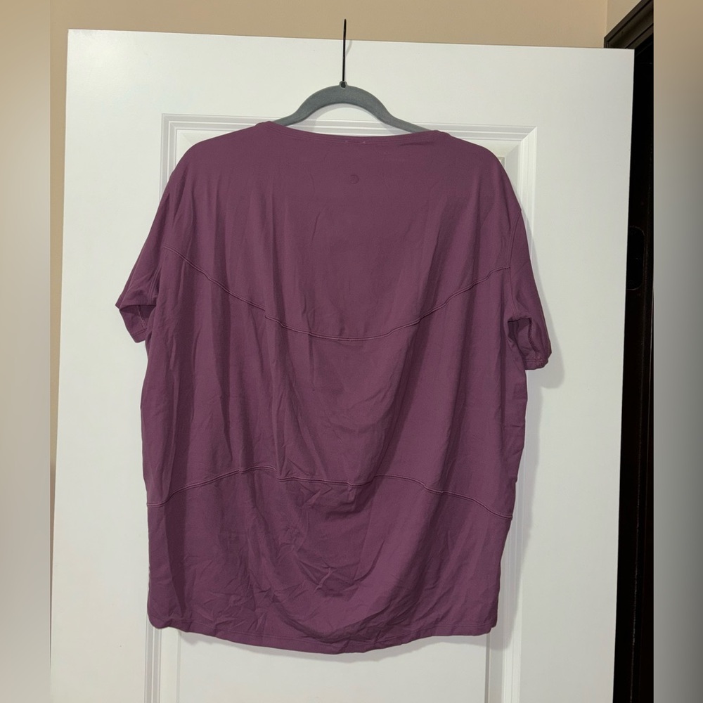LULULEMON New Back In Action T Shirt. Size 8.